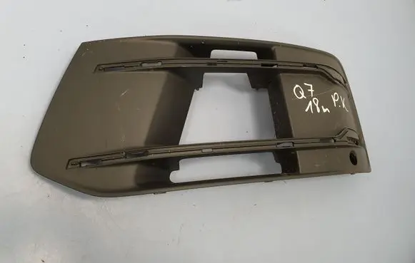 Audi Q7 4M Front fog light trim/grill 4M0807681Q