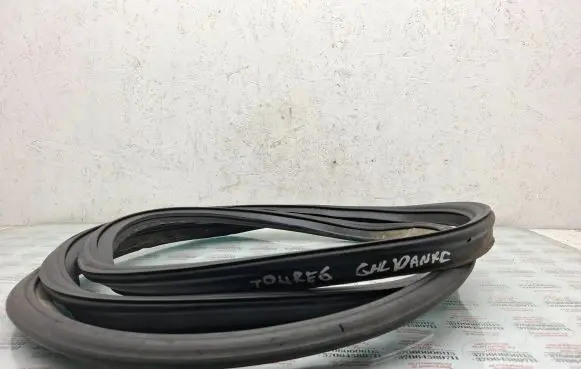 Volkswagen Touareg I Loading door rubber seal (on body) 