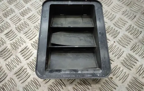 Quarter panel pressure vent