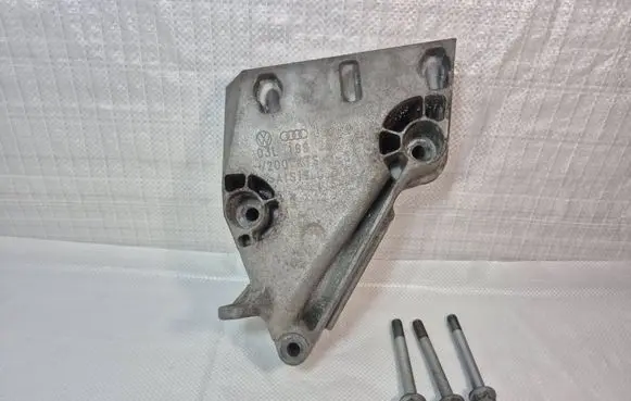 Engine mounting bracket