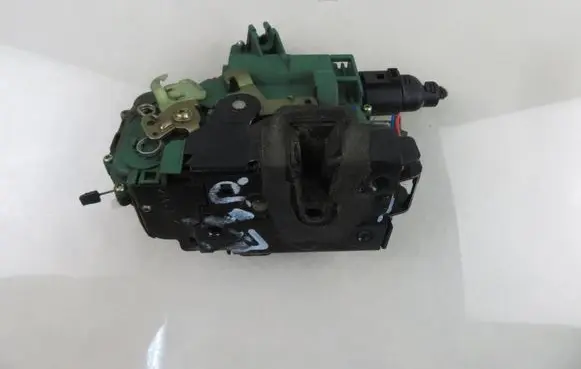Volkswagen Polo IV 9N3 Front door lock 3B1837015AM