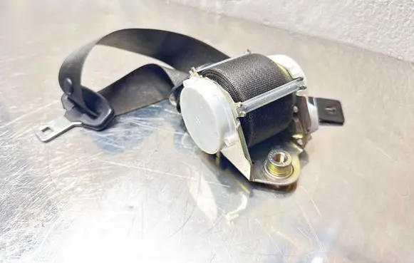 Opel Meriva B Front seatbelt F13305706 1000046 13250510