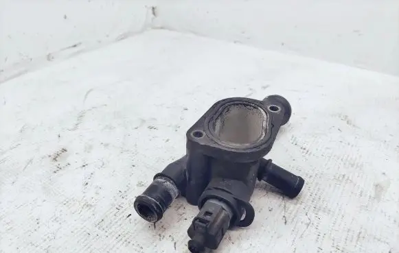 Volkswagen Touran I Engine coolant pipe/hose 03812132D