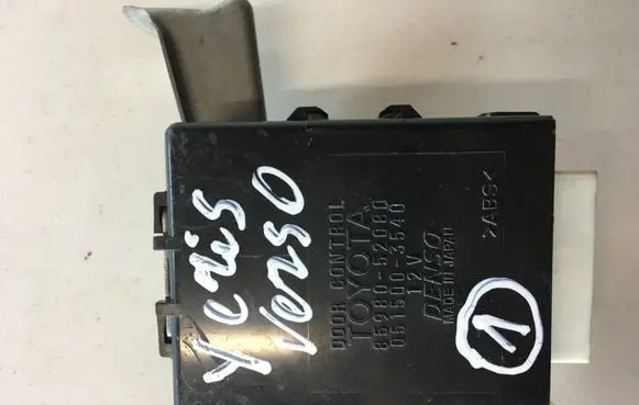 Toyota Yaris Verso Door central lock control unit/module 8598052080 0515003540