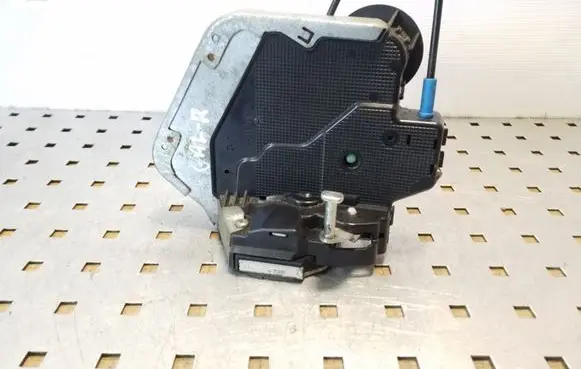 Toyota Land Cruiser (J120) Rear door lock