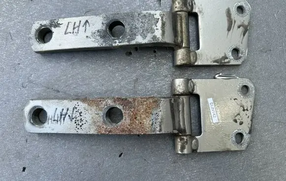 Nissan Patrol Y61 Tailgate hinge 90401VB010