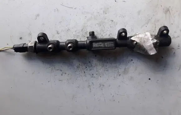 Ford Mondeo Mk III Fuel distributor R1944Z050B