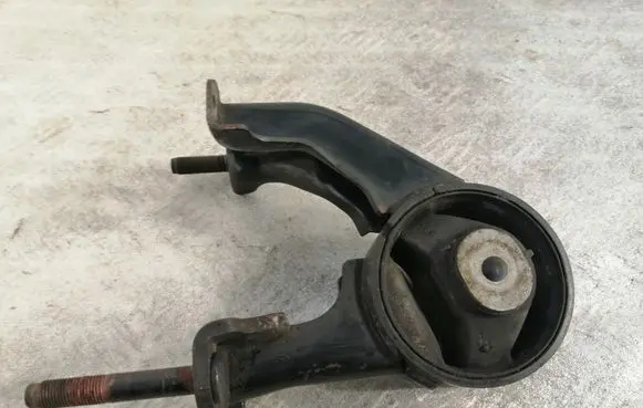 Toyota Avensis T250 Engine mount bracket 123710R010