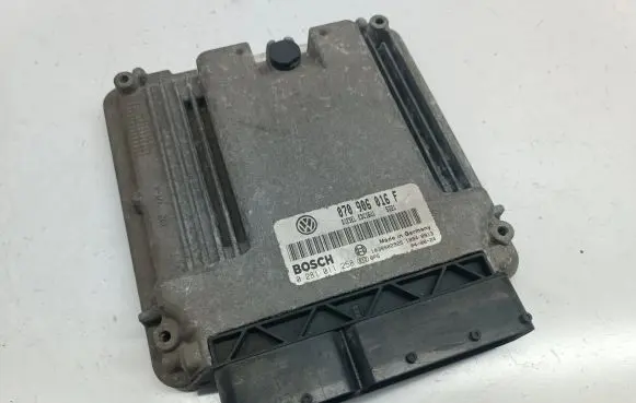 Volkswagen Touareg I Engine control unit/module 070906016F 0281011258