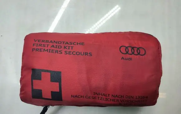 Audi A3 S3 8V First aid kit 8F0860282D