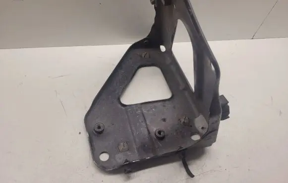 Audi A6 S6 C6 4F Fender mounting bracket 4F0821135