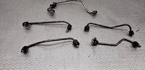 KIA Sorento Fuel injector supply line/pipe