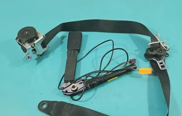 Ford Kuga I Front seatbelt 8V41A61208AB IMPRK1562019