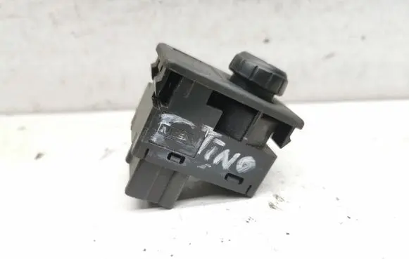 Nissan Almera Tino Wing mirror switch