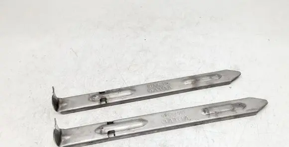 Headlight/headlamp mounting bracket
