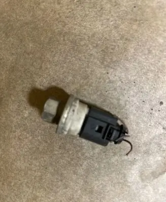 Volkswagen PASSAT B5.5 Air conditioning (A/C) pressure sensor 1J0973703
