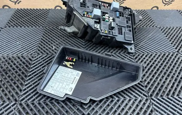 Volvo XC90 Fuse box cover 31398001