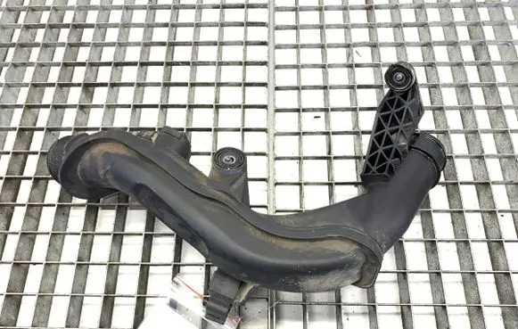 Volkswagen Tiguan Air intake hose/pipe 5N0145770A