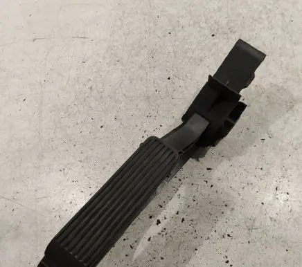 Accelerator throttle pedal