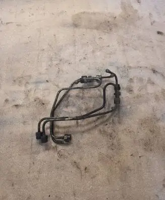 Mitsubishi Pajero Fuel injector supply line/pipe 