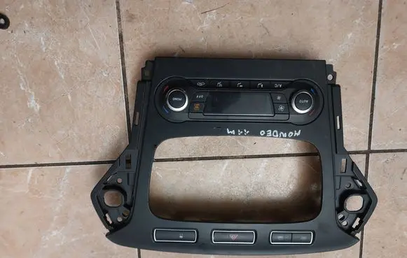 Ford Mondeo MK IV Radio/GPS head unit trim BS7118522 3100565B