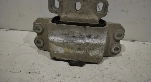 Volkswagen Touran I Engine mount bracket 1K0199555