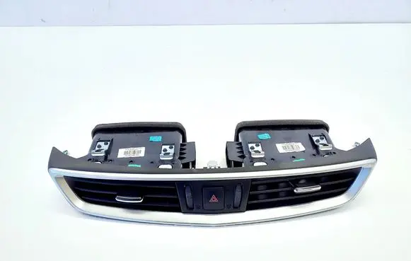 Nissan Qashqai Dashboard air vent grill cover trim 687504EA0A