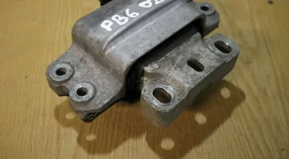 Volkswagen PASSAT B6 Engine mount bracket 3C0199555