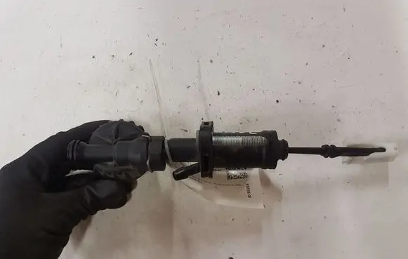 Opel Astra J Clutch master cylinder 55561915