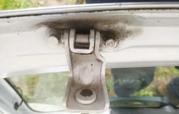Volkswagen Fox Tailgate/trunk/boot hinge