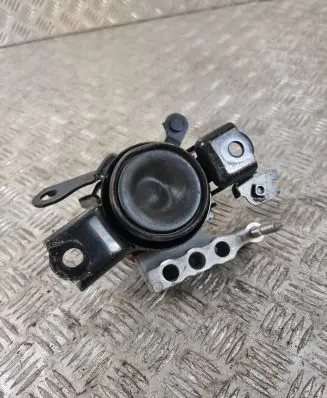 Toyota RAV 4 (XA50) Engine mount bracket