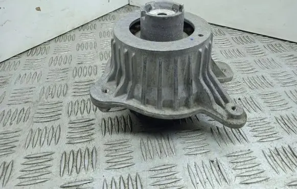 Mercedes-Benz C W205 Engine mount bracket A2052406717