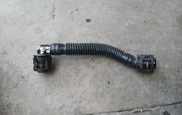 Ford Focus Breather hose/pipe CM5G-6758-CA