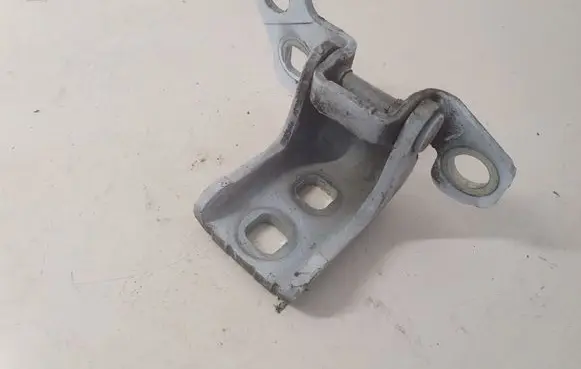 Renault Clio III Front door upper hinge