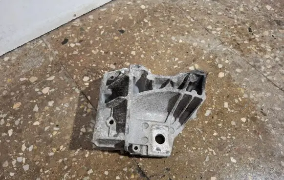Volvo XC60 Engine mounting bracket