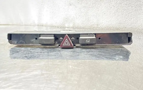 Opel Astra H Hazard light switch 13100105
