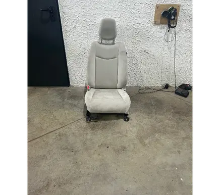 Nissan Leaf I (ZE0) Front driver seat 