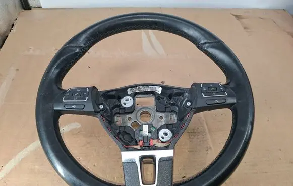 Volkswagen Jetta VI Steering wheel 5C0419091AK T1P0033010565