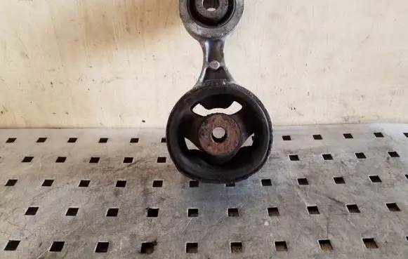 Honda CR-V Engine mount bracket