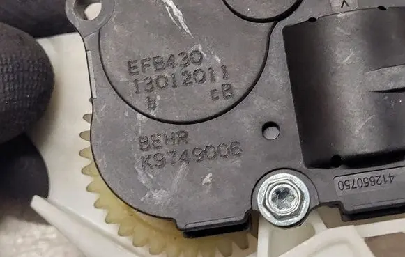 Audi A4 S4 B8 8K Air flap motor/actuator EFB430 K9749006