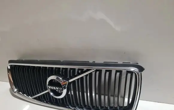 Volvo XC90 Front bumper upper radiator grill