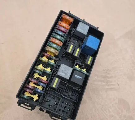 Ford Focus Fuse module 2M5T14A067BB 518276100 98ag14a142ad