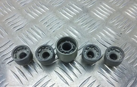 Opel Astra J Anti-theft wheel nuts and lock 