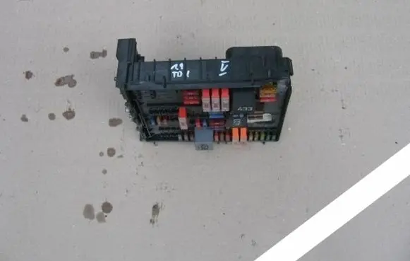 Audi A3 S3 8L Fuse box cover