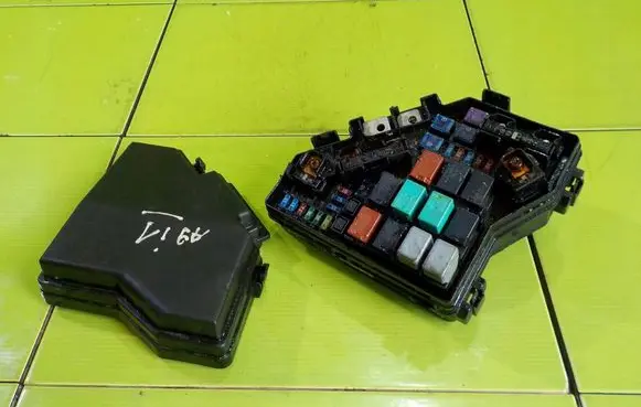 Honda Civic Fuse box set BEZPIECZNIKOW 50T SNDJ112