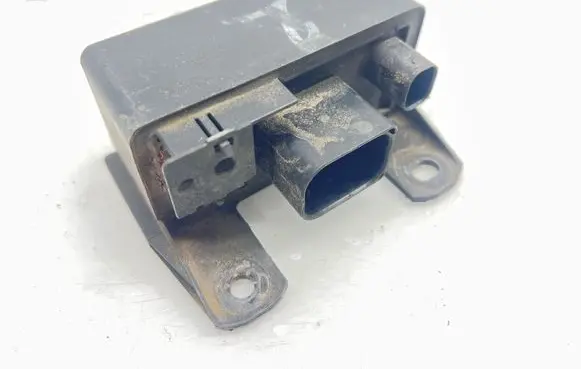 Mercedes-Benz E W211 Glow plug pre-heat relay 0005453516