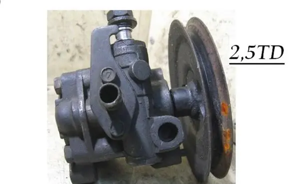 Mitsubishi Pajero Sport I Power steering pump MR4485091