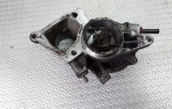 Ford Mondeo Mk III Vacuum pump