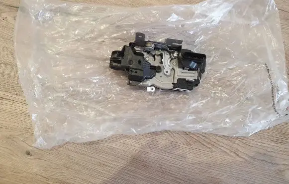 Volvo V40 Front door lock 31440391