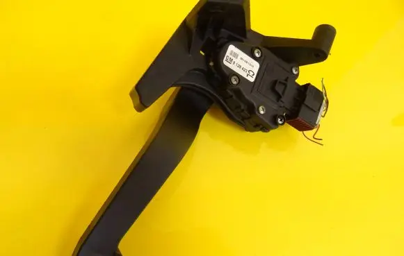 Opel Combo C Accelerator throttle pedal 9129423